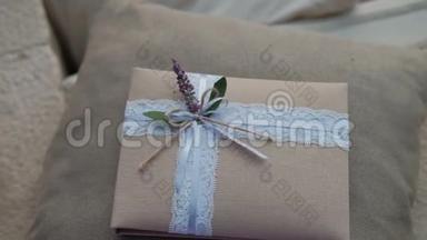 礼品在<strong>纸巾包</strong>装与精致的丝带和花躺在枕头在房间。